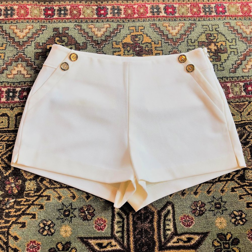 Vintage Classic Sleek-Front Cream Shorts with Button-Sides - Size XS